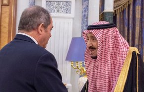 الملك سلمان يلتقي وزير خارجية الجزائر في الرياض