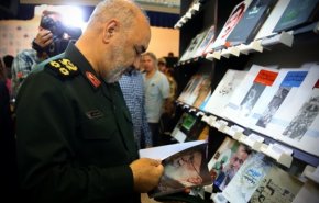 فرمانده سپاه از نمایشگاه بین‌المللی کتاب بازدید کرد
