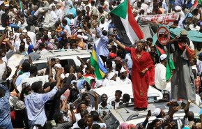 غلق شارعين في العاصمة السودانية بعد أنباء عن تحركات للمتظاهرين نحو القصر الجمهوري