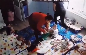بالفيديو.. معلمة تكسر ساق طفل صغير داخل حضانة