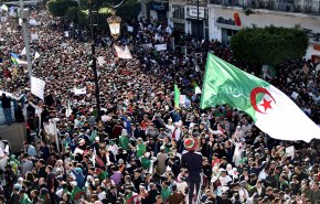 الجزائريون يتظاهرات للجمعة 11 ويتشبثون بمطالبهم اكثر +فيديو