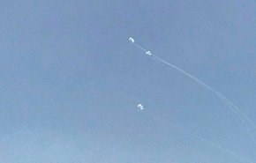 شاهد:المقاومة تطلق عشرات الصواريخ على بلدات غلاف غزة
