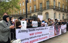 تجمع معترضان به جنایت های آل سعود مقابل دفتر نخست وزیر انگلیس