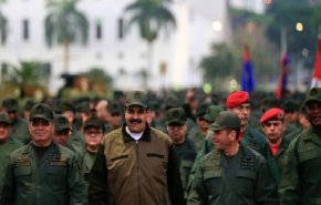 مادورو يدعو العسكريين إلى الاستعداد للدفاع عن وطنهم