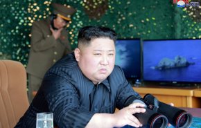بالصور.. زعيم كوريا الشمالية يشرف على تدريب لراجمات صورايخ بعيدة المدى 