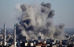 شاهد لحظة انهيار مبنى سكني في غزة جراء غارة إسرائيلية