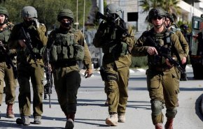 الاحتلال يعتقل فلسطينيين ويزعم العثور على السلاح في الضفة