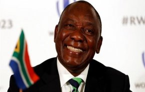 رئيس جنوب أفريقيا يدلي بصوته في الانتخابات العامة
