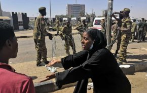 العسكري السوداني يسترضي المعارضة بالتلميح لانتخابات مبكرة