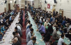 اقامة موائد الافطار لمئات الايتام في مساجد شمال طهران