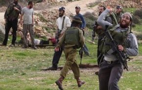 مستوطنون وجنود صهاينة يعتدون بالضرب على عائلة فلسطينية