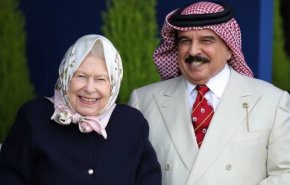ملكا البحرين وبريطانيا يحضران سباقا للخيل.. ومعارضون يحتجون