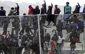 52 مهاجرا يصعدون السياج إلى مدينة مليلة في شمال أفريقيا