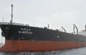 أول فيديو للسفينة المصابة في ميناء الفجيرة الاماراتي