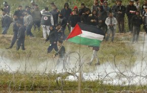 شاهد: أهالي غزة يحيون ذكری النكبة خلف الاسلاك الشائكة
