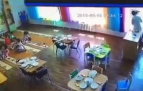بالفيديو.. طفلة تسقط من النافذة بسبب إهمال معلمة