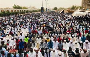 الآلاف يؤدون صلاة الجمعة أمام مقر القيادة العامة للجيش السوداني 