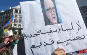 مظاهرات في الجزائر تطالب بتنحي رموز النظام السابق
