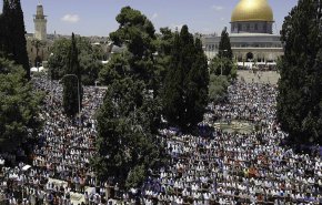 شاهد ...200 ألف فلسطيني أدوا صلاة الجمعة في الأقصى