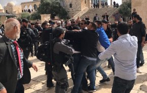 المصلون يتصدون لشرطة الاحتلال بالمسجد الاقصى