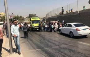 المشاهد الأولى من مكان تفجير حافلة سياحية قرب الأهرامات بمصر
