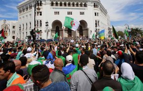 حراك الجزائر.. ومطالب برحيل رموز نظام بوتفليقة