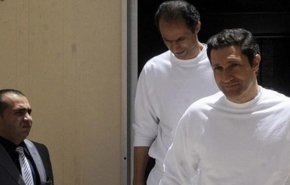 وقف محاكمة علاء وجمال مبارك في قضية 