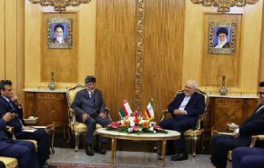 شاهد بالفيديو: هذا ما حمله الوزير العماني لايران 