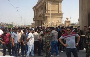 عاطلون عن العمل بالبصرة يتظاهرون امام ديوان المحافظة