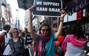 بالصور.. مئات المتظاهرين في نيويورك دعما للبرلمانية المسلمة إلهان عمر