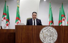 الحزب الحاكم في الجزائر يعلق نشاطاته بسبب 