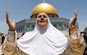 عشرات الآلاف من الفلسطينيين يتوافدون الى المسجد الاقصى المبارك