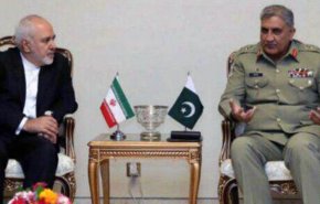 ظريف يلتقي قائد جيش باكستان ويبحثان آخر تطورات المنطقة