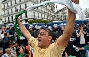 للجمعة الـ14.. الجزائريون يتظاهرون للمطالبة برحيل النظام 
