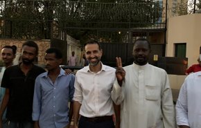 سفير بريطانيا لدى السودان يقيم مأدبة إفطار ويؤمّ المصلين أمام منزله!