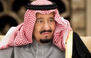 بالفيديو: الملك السعودي يتعرض لموقف محرج في قمة مكة