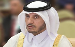  أين وقف رئيس وزراء قطر في صورة تذكارية لقمة مكة؟ 
