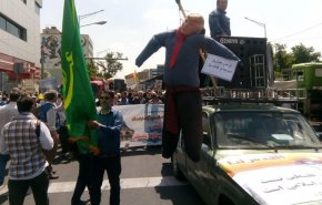 شاهد... لحظة احراق ترامب في شوارع طهران