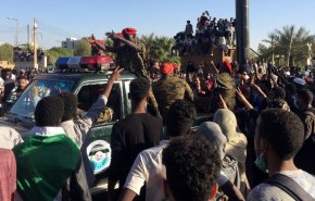 عشرات القتلى في الخرطوم وتظاهرات تعم المدن السودانية