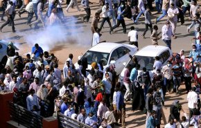 ​​​​​​​الأمن السوداني يلاحق المتظاهرين في أم درمان ويغلق الطرق المؤدية للخرطوم