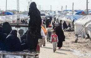 استرضاء للعشائر: 800 امرأة وطفل يغادرون 'مخيم الهول'