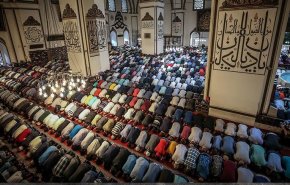 مساجد أوروبا تصدح بتكبيرات عيد الفطر السعيد
