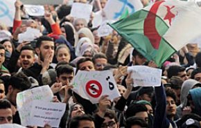 تجدد التظاهرات في الجزائر رفضا 'لرموز النظام السابق'