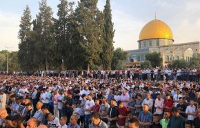 شاهد: 120 ألف فلسطيني يؤدون صلاة العيد في المسجد الاقصی 