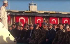 بالفيديو.. وزير تركي يشعل سخرية مواقع التواصل أثناء صلاة العيد مع الجيش 
