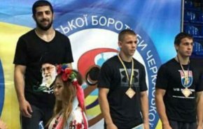 حضور کشتی‌گیر اوکراینی بر سکوی قهرمانی با پیراهن منقش به تصویر رهبر انقلاب +عکس