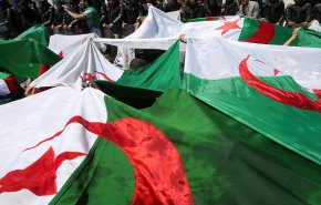 درخواست هزاران الجزایری در تظاهرات امروز: شخصیت‌های سابق نظام کناره‌ گیری کنند

