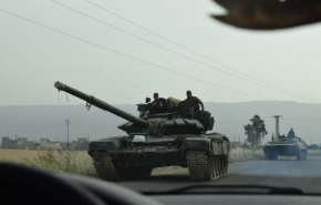 شاهد... الجيش السوري ينقل أحدث الآليات العسكرية إلى شمال حماة