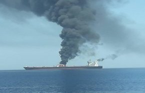 تفاصيل إنقاذ طاقم الناقلتين المحترقتين في بحر عمان