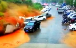 فيديو يرصد لحظات الرعب.. انهيار أرضي 'يمحو' طريقا بسياراته